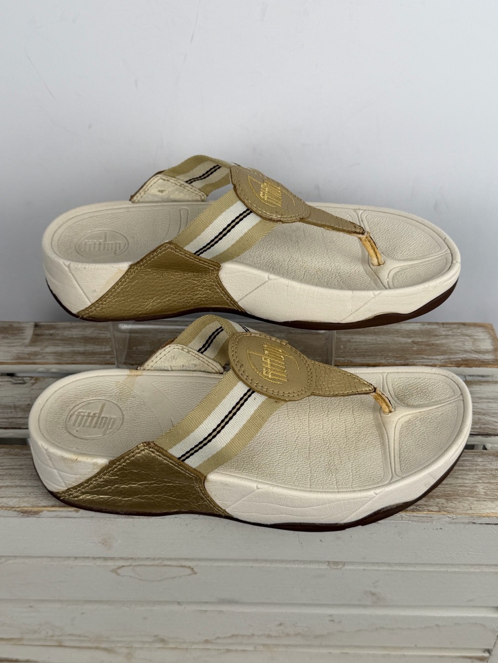 Flip-flop Walkstar gold and white toe post sandals women’s size 6